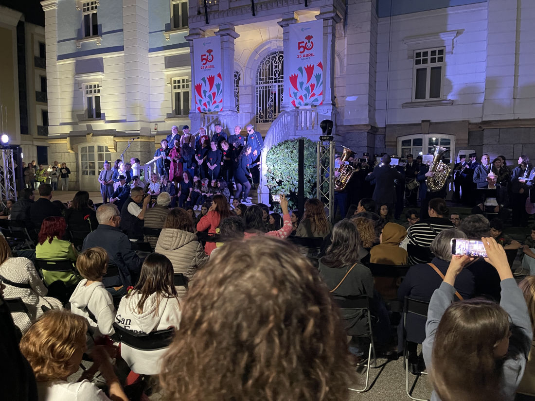 Imagem do encerramento do espetáculo caminhos de Abril